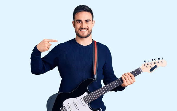 Jeune Bel Homme Jouant Guitare Électrique Pointant Doigt Sourire Heureux — Photo