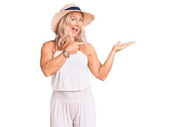 Mujer Rubia Mediana Edad Forma Con Sombrero Verano Sorprendido Sonriendo — Foto de Stock