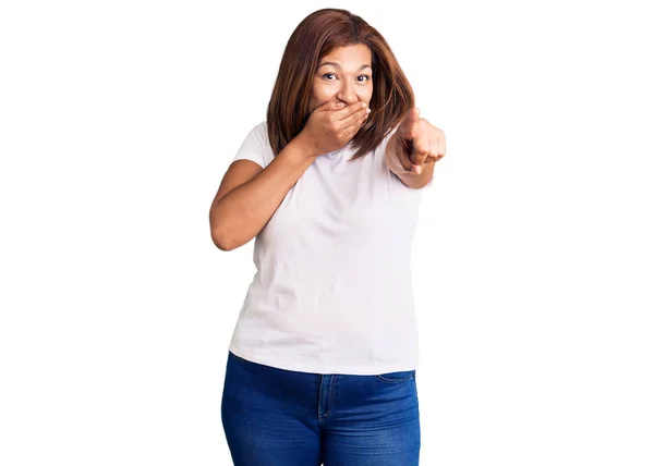 Lateinamerikanerin Mittleren Alters Lässigem Weißem Shirt Lachend Zeigefinger Die Kamera — Stockfoto