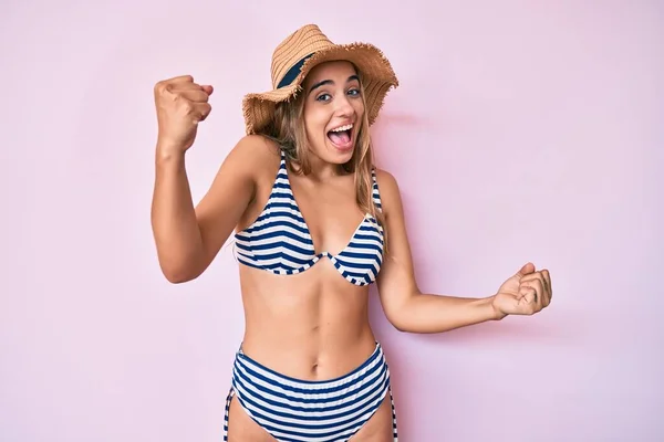 Giovane Bella Donna Bionda Che Indossa Bikini Cappello Urlando Orgoglioso — Foto Stock