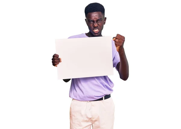 Νεαρός Αφροαμερικάνος Κρατώντας Κενό Άδειο Πανό Ενοχλημένος Και Απογοητευμένος Φωνάζοντας — Φωτογραφία Αρχείου