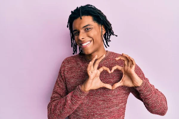 Joven Hombre Afroamericano Vistiendo Suéter Casual Invierno Sonriendo Amor Haciendo — Foto de Stock