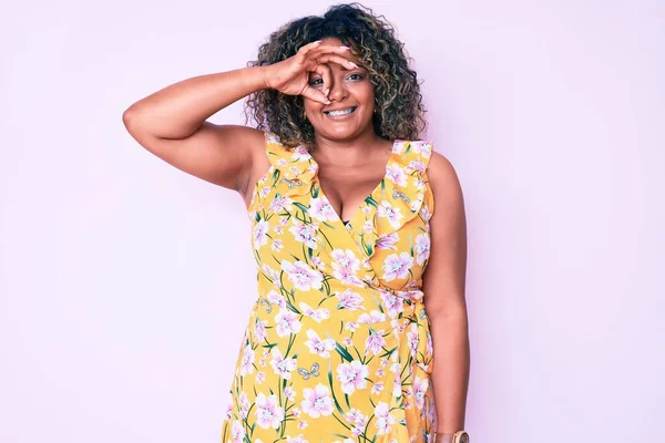 Mladý Africký Američan Velikost Žena Sobě Ležérní Oblečení Usměvavý Šťastný — Stock fotografie