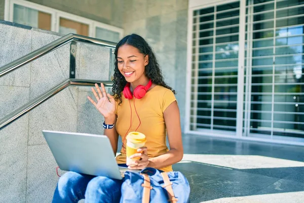 Mladý Africký Americký Student Dívka Dělá Videohovor Pomocí Notebooku Univerzitě — Stock fotografie