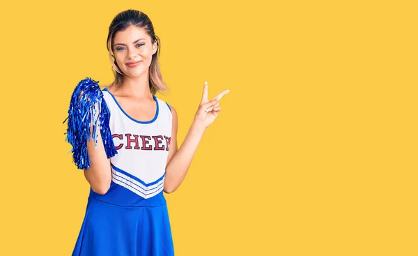 Giovane Bella Donna Indossa Uniforme Cheerleader Sorridente Con Volto Felice — Foto Stock