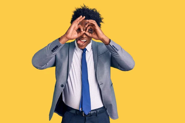 Hombre Afroamericano Guapo Con Pelo Afro Usando Chaqueta Negocios Haciendo —  Fotos de Stock