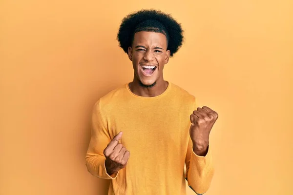 Uomo Afro Americano Con Capelli Afro Indossa Abiti Casual Che — Foto Stock