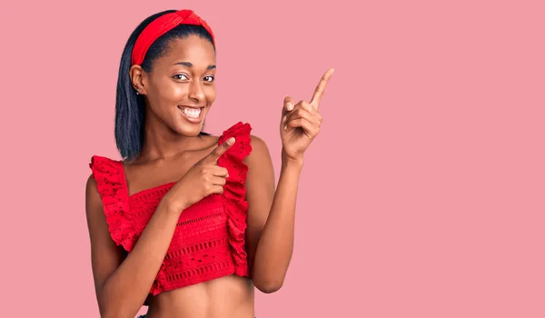 Jeune Femme Afro Américaine Portant Des Vêtements Été Décontractés Souriant — Photo