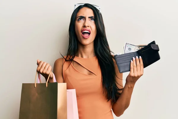Vacker Latinamerikansk Kvinna Håller Shoppingväskor Och Plånbok Med Dollar Arga — Stockfoto