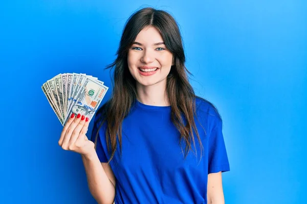 Jovem Bela Menina Caucasiana Segurando Dólares Olhando Positivo Feliz Sorrindo — Fotografia de Stock