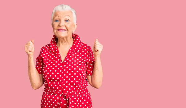 Senior Hermosa Mujer Con Los Ojos Azules Pelo Gris Con —  Fotos de Stock