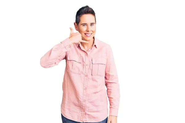 Mujer Joven Con Pelo Corto Con Ropa Casual Sonriendo Haciendo —  Fotos de Stock