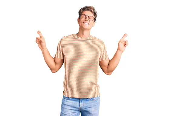 Homem Bonito Jovem Vestindo Roupas Casuais Óculos Gesto Dedo Cruzado — Fotografia de Stock