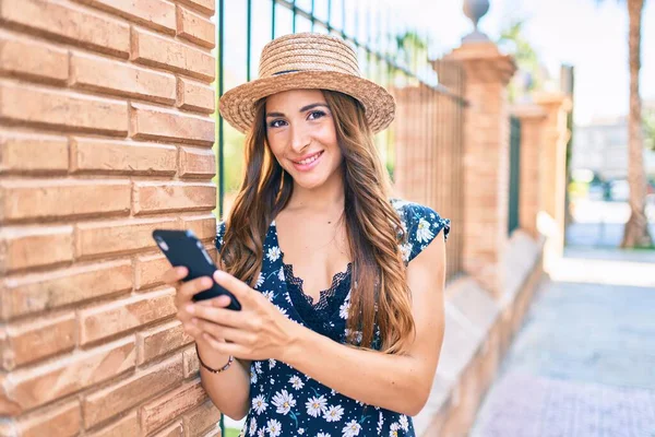 Junge Hispanische Frau Urlaub Mit Smartphone Auf Der Straße Der — Stockfoto