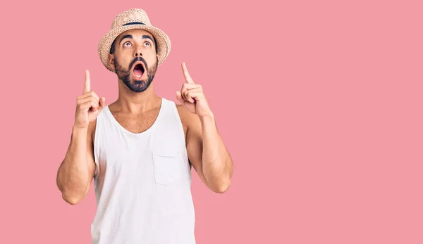 Jovem Hispânico Vestindo Chapéu Verão Casual Espantado Surpreso Olhando Para — Fotografia de Stock