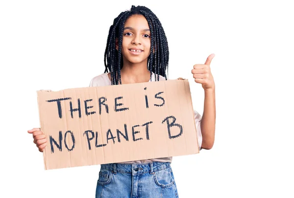 Menina Afro Americana Bonito Segurando Não Banner Planeta Sorrindo Feliz — Fotografia de Stock