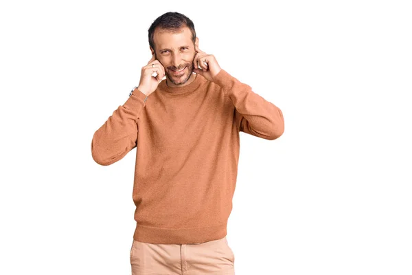 Jonge Knappe Man Draagt Casual Kleding Die Oren Bedekt Met — Stockfoto