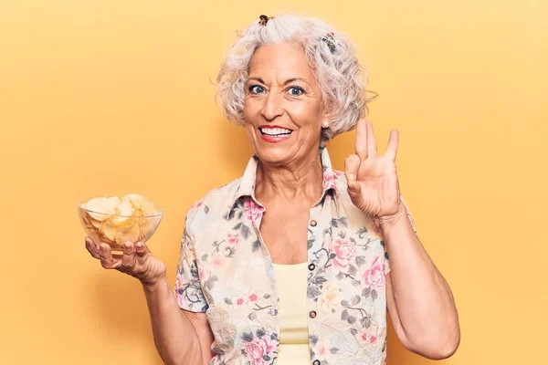 Senior Mulher Cabelos Grisalhos Segurando Batata Frita Fazendo Sinal Com — Fotografia de Stock