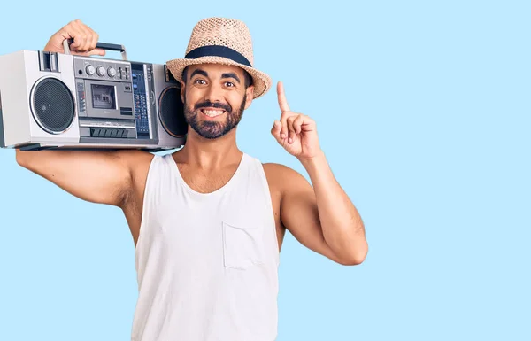 Joven Hispano Sosteniendo Boombox Escuchando Música Sorprendida Con Una Idea —  Fotos de Stock