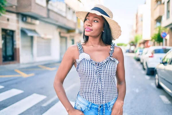 Ung Afrikansk Amerikansk Kvinna Semester Ler Glad Promenader Gatan Staden — Stockfoto