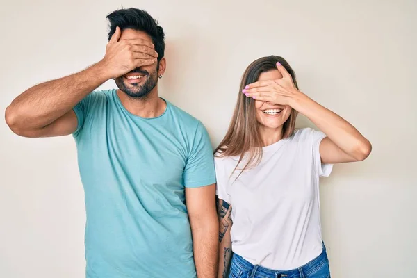 Bela Jovem Casal Namorado Namorada Juntos Sorrindo Rindo Com Mão — Fotografia de Stock