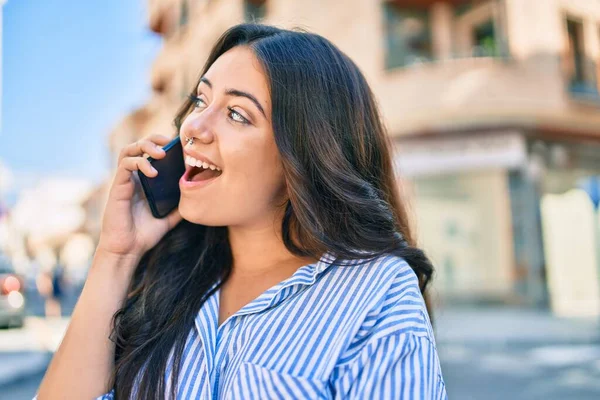 Mladá Hispánská Obchodnice Šťastně Usmívá Když Mluví Smartphonu Městě — Stock fotografie