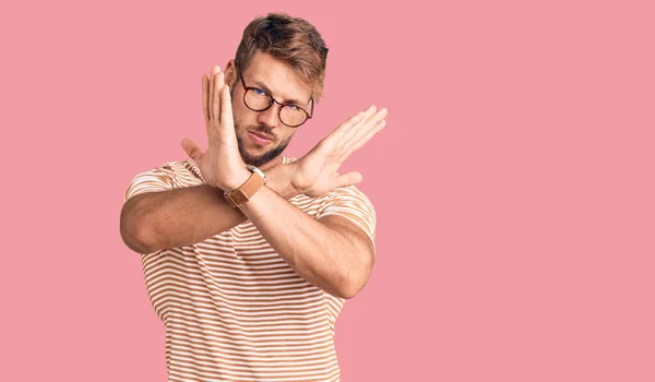 Junger Kaukasischer Mann Lässiger Kleidung Und Brille Ablehnung Ausdruck Verschränkten — Stockfoto