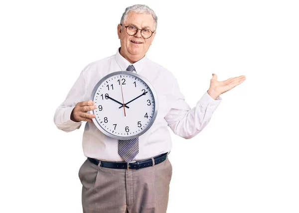 Homem Cabelos Grisalhos Sênior Vestindo Roupas Negócios Segurando Relógio Celebrando — Fotografia de Stock