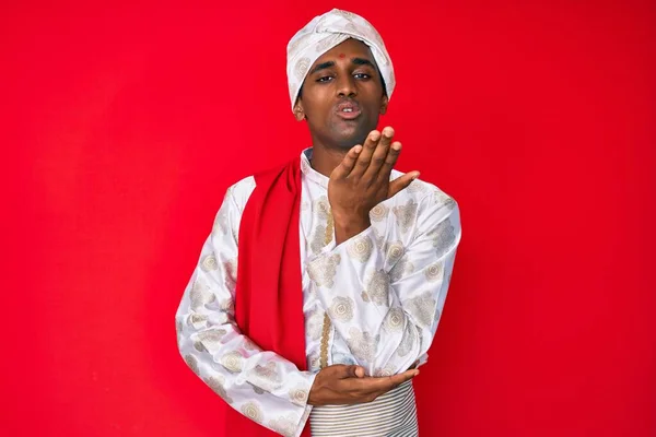 Bonito Homem Indiano Vestindo Roupas Saree Sherwani Tradição Olhando Para — Fotografia de Stock