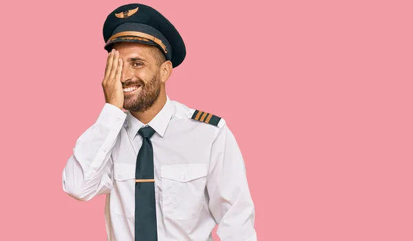 Hezký Muž Plnovousem Uniformě Pilota Letadla Zakrývající Jedno Oko Rukou — Stock fotografie