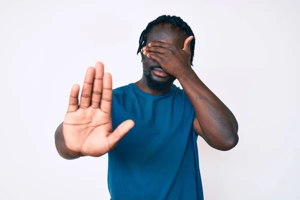 Joven Afroamericano Con Trenzas Vestidas Con Ropa Casual Cubriendo Los — Foto de Stock