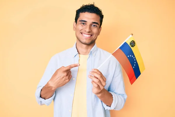 Young Handsome Hispanic Man Holding Venezuelan Flag Smiling Happy Pointing — ストック写真