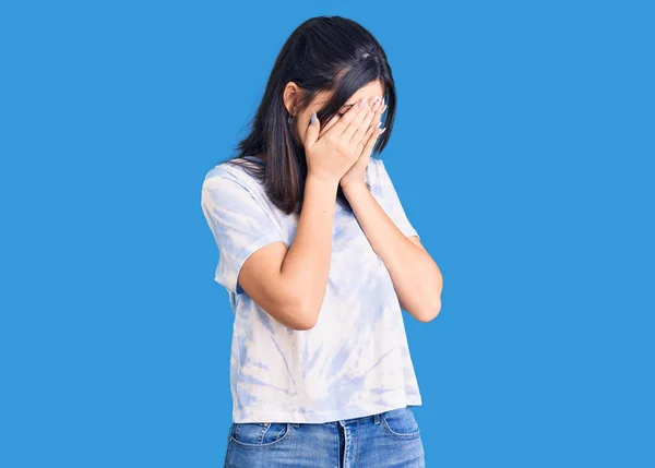 Junge Schöne Mädchen Lässigem Shirt Mit Traurigem Gesichtsausdruck Das Gesicht — Stockfoto