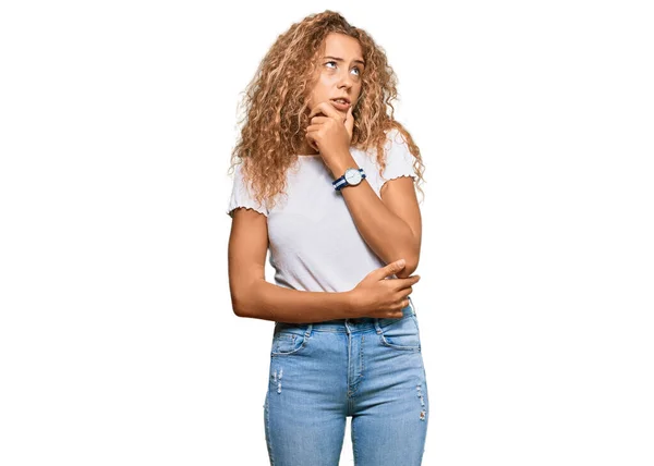 Mooi Kaukasisch Tiener Meisje Dragen Casual Wit Tshirt Denken Bezorgd — Stockfoto