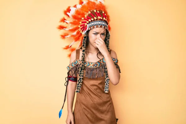 Young Beautiful Latin Girl Wearing Indian Costume Smelling Something Stinky — Stock Photo, Image
