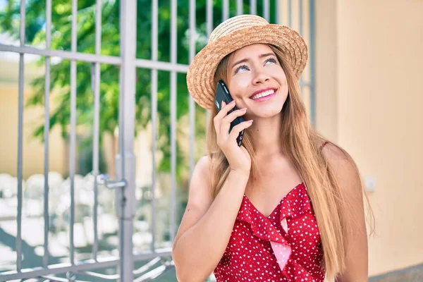 Joven Chica Turista Caucásica Sonriendo Feliz Hablando Smartphone Ciudad — Foto de Stock