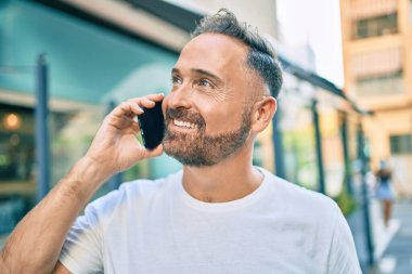 Yakışıklı, orta yaşlı, iş kıyafetleri giymiş kızgın ve kızgın bağıran sinirli, öfkeyle bağıran bir adam. öfke ve agresif konsept. 
