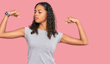 Sıradan kıyafetler giyen, gururla gülümseyen genç Afrikalı Amerikalı kız. fitness konsepti. 