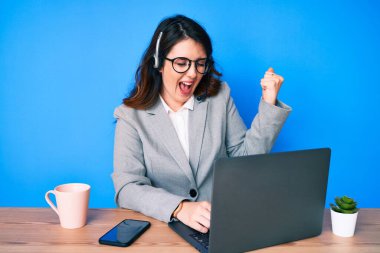 Genç, güzel esmer kadın ofiste çalışıyor. Operatör kulaklığı takıyor. Gururla bağırıyor, zaferi ve başarıyı kutluyor. 
