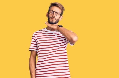 Sakallı, sıradan kıyafetler giyen, gözlüklü, bıçak niyetine boğazını kesen yakışıklı sarışın adam, saldırganlığı şiddetle tehdit ediyor. 