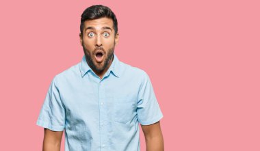 Yakışıklı İspanyol bir adam, günlük kıyafetler giyiyor. Şaşırmış ve korkmuş bir ifade, korku ve heyecanlı bir yüz ifadesi var.. 