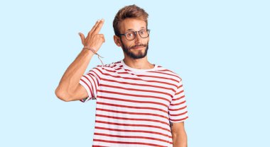 Sakallı, sıradan giyinmiş, gözlüklü yakışıklı bir adam silah gibi elini ve parmaklarını havaya kaldırarak ateş ediyor, intihar ediyor.. 