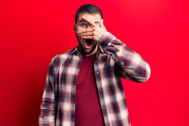 Genç, yakışıklı bir adam, sıradan bir gömlek giyiyor. Şoka giriyor, yüzünü ve gözlerini eliyle kapatıyor, parmaklarından korkuyla bakıyor. 