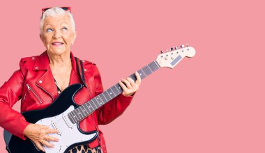 Son sınıf güzeli, mavi gözlü, gri saçlı modern görünümlü, elektro gitar çalan, gülümseyen ve uzaklara bakan bir kadın.. 