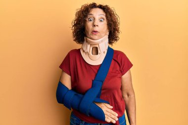 Servikal tasma takan orta yaşlı, güzel bir kadın. Korkmuş ve ağzı açık kalmış. Şaşırmış ve şaşırmış. 