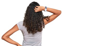 Genç Afro-Amerikalı kız gündelik kıyafetlerini ters giyip elleri kafasında şüpheyi düşünüyor. 