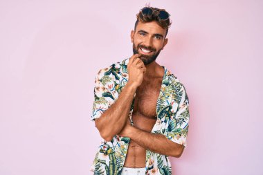 Yaz kıyafetleri giymiş genç İspanyol bir adam öfkeyle bağırıyor, öfkeyle bağırıyor ve el kaldırıyor. 