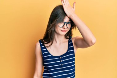 Gündelik giysiler ve gözlük takan genç, güzel beyaz bir kız. Yanlışlıkla el ele tutuşarak şaşırmış. Hatayı hatırla. Unuttum, kötü hafıza kavramı. 