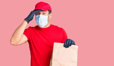 İspanyol asıllı genç bir adam elinde kağıt torbayla yemek getiriyor. Elleri kanlı, şaşırmış ve sinirli bir yüz ifadesi var. 