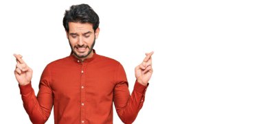 Günlük kıyafetler giyen genç İspanyol adam umut ve gözlerin kapalı gülümseyerek bana işaret etti. Şans ve batıl inançlar. 